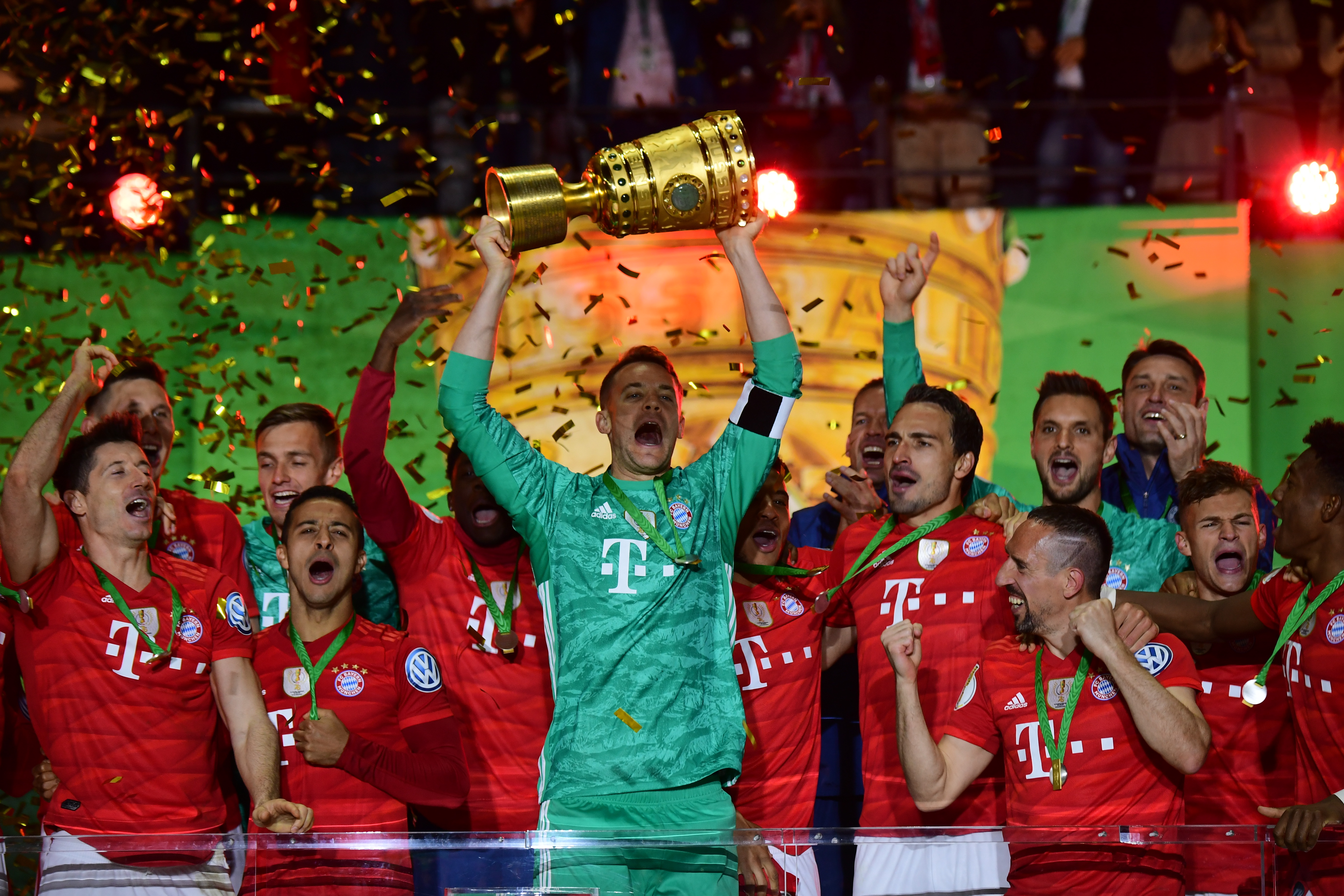 阿贾克斯官方：将彻查燃放烟花的肇事者，并采取适当措施（阿贾克斯官方：将严查违规燃放烟花者并采取后续措施）