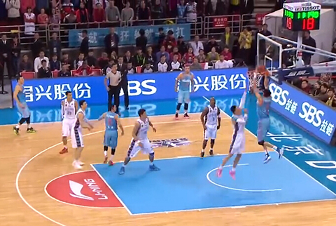 美媒：雄鹿认为字母哥将留在球队&继续围绕他建队（美媒称：雄鹿预计字母哥留队，球队将继续以他为核心打造阵容）