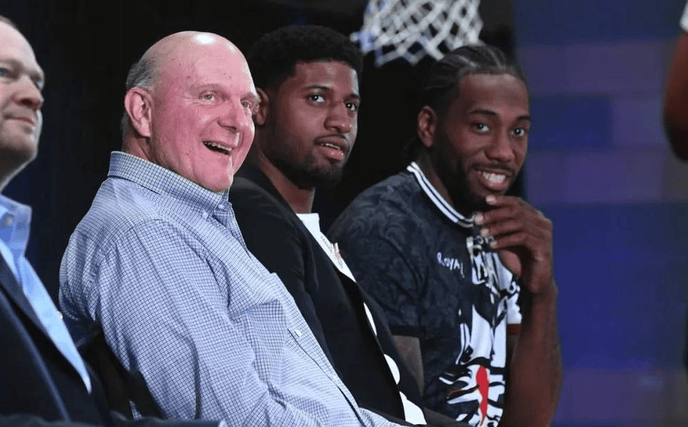 记者：切尔西在努力引进罗克，曼联也在关注他的情况（记者：切尔西积极推动罗克加盟，曼联也在关注其动向）