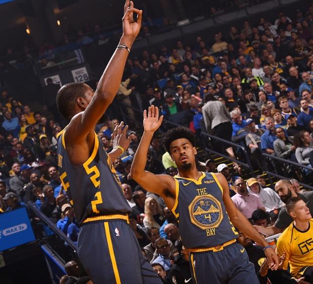 武汉盛帆女篮向仙桃中学捐赠2018万元，女篮队员闪亮登场（武汉盛帆女篮向仙桃中学捐资2018万元，队员集体亮相）