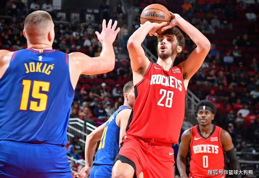 拦都拦不住！对手疑肘击队友，梅西出头“教育”阿根廷老乡（看不下去！对手疑肘击队友，梅西挺身而出训斥阿根廷同胞）