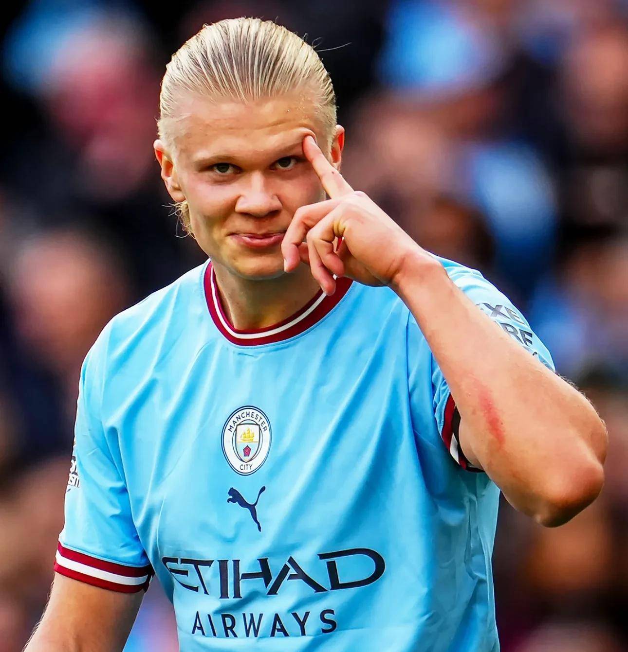 惨败国安后亚泰球员贺一然被自家球迷辱骂，他做出手势回击（惨负国安后，亚泰球员贺一然遭本队球迷辱骂，以手势回敬）