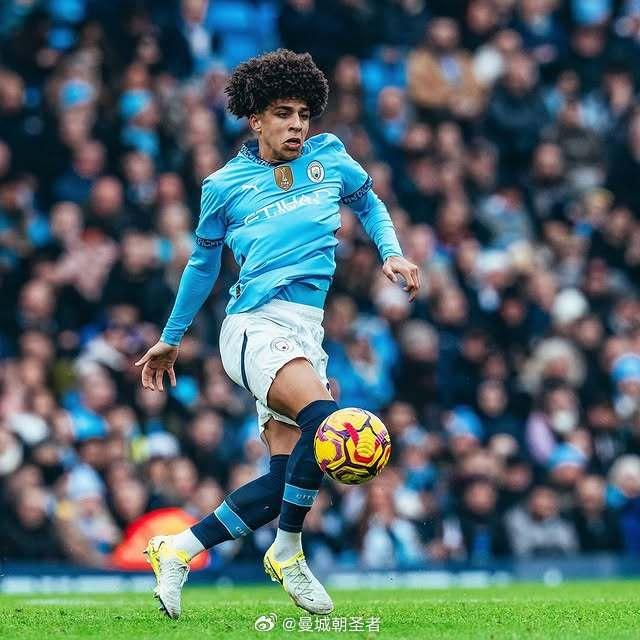 养老？不存在！40岁永动机累瘫了：触球101次 连续10轮狂奔90分钟（养老？想多了！40岁“永动机”累趴：101次触球，已连10轮跑满90分钟）